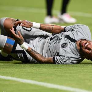 نيمار يدعي أنه تعرض لضربة من مدافع الفريق الياباني.