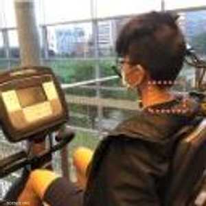 القلادة الذكية تساعد الإنسان في رصد المؤشرت الحيوية بعرقه.