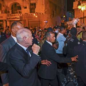 سعيد يشارك المواطنين احتفالاتهم بعد الاستفتاء