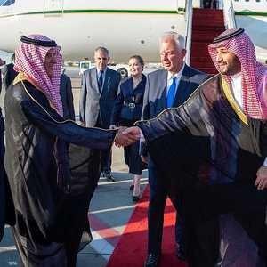 ولي العهد السعودي يصل اليونان في زيارة رسمية