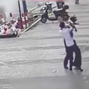 الرجل أنقذ الطفل الذي سقط من الطابق الخامس