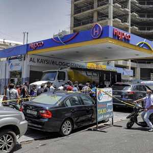 صورة أرشيفية لاصطفاف مركبات للحصول على الوقود بلبنان