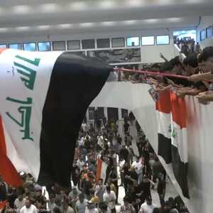 متظاهرون داخل البرلمان العراقي