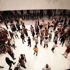 تجول المتظاهرون داخل أروقة البرلمان العراقي