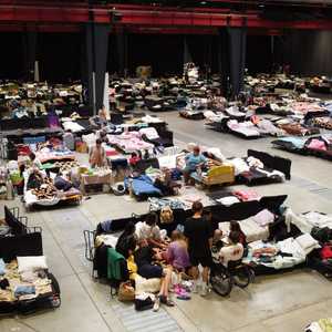 عشرات اللاجئين بأحد مراكز الإيواء في وارسو