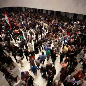 متظاهرون يجتاحون البرلمان العراقي