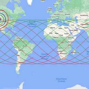 الخطوط الخضراء والحمراء تشير للأماكن التي قد يسقط بها الحطام
