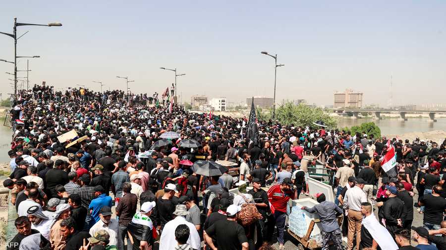 أنصار التيار الصدري يصلون بوابة المنطقة الخضراء في بغداد