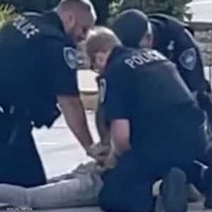 لحظة اعتقال الفتى هادي على أيدي عناصر الشرطة.