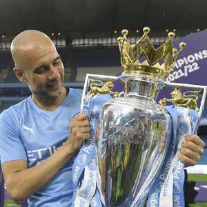 غوارديولا رفع لقب الدوري الموسم الماضي