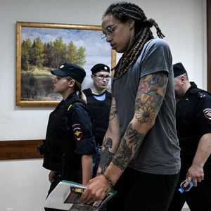 غراينر مكبلة بالأصفاد