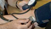 فحص ضغط الدم يجب أن يتم على الذراعين.