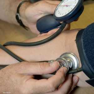 فحص ضغط الدم يجب أن يتم على الذراعين.
