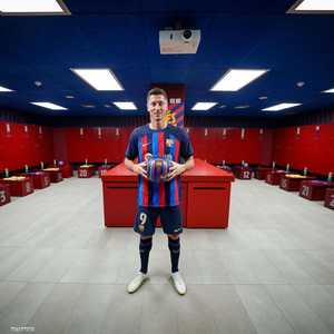 برشلونة قدم لاعبه ليفاندوفسكي لجماهيره في كامب نو