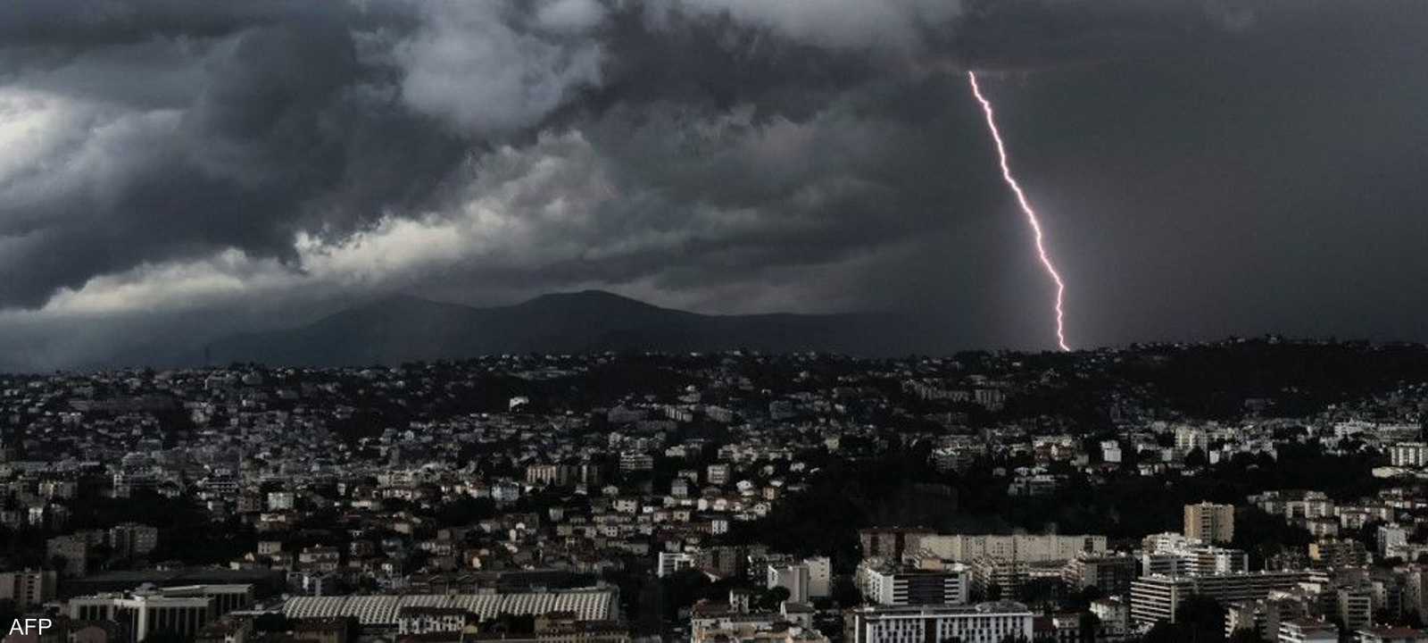 البرق يضرب جنوب فرنسا.. أرشيفية