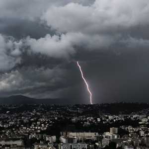 البرق يضرب جنوب فرنسا.. أرشيفية