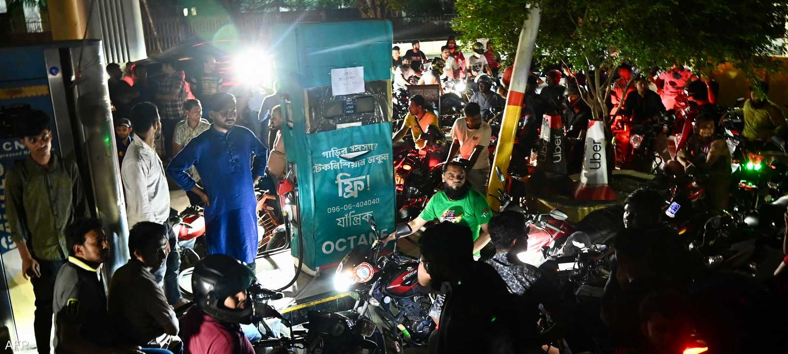 زحام أمام محطات الوقود في بنغلاديش قبل تطبيق قرار زيادة الأس