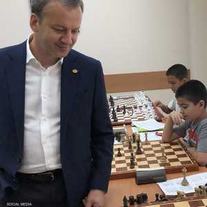أركادي دفوركوفيتش في جولة على مدرسة للشطرنج.. أرشيفية