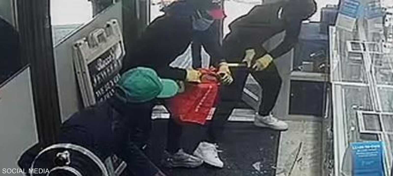 لحظة سرقة متجر المجوهرات في نيويورك