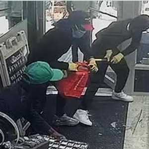 لحظة سرقة متجر المجوهرات في نيويورك