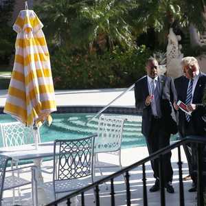 ترامب يتجول في المنتجع الراقي