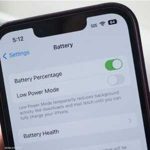 هاتف آيفون يظهر نسبة الشحن في البطارية.