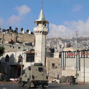 مركبة عسكرية إسرائيلية أثناء اقتحامها البلدة القديمة بنابلس