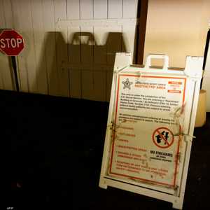 لافتة أمنية خارج منزل الرئيس الأميركي السابق