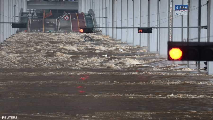 مياه الأمطار أغرقت جسرا للسيارات في العاصمة سول