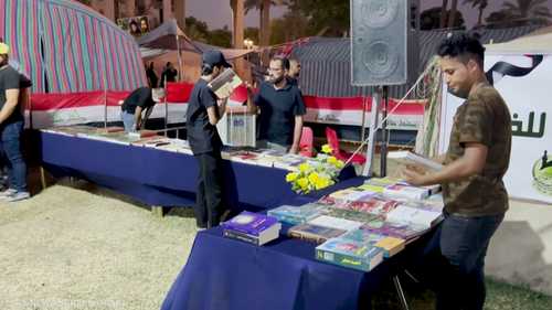مدير مدرسة ينشئ مكتبة في اعتصام البرلمان العراقي