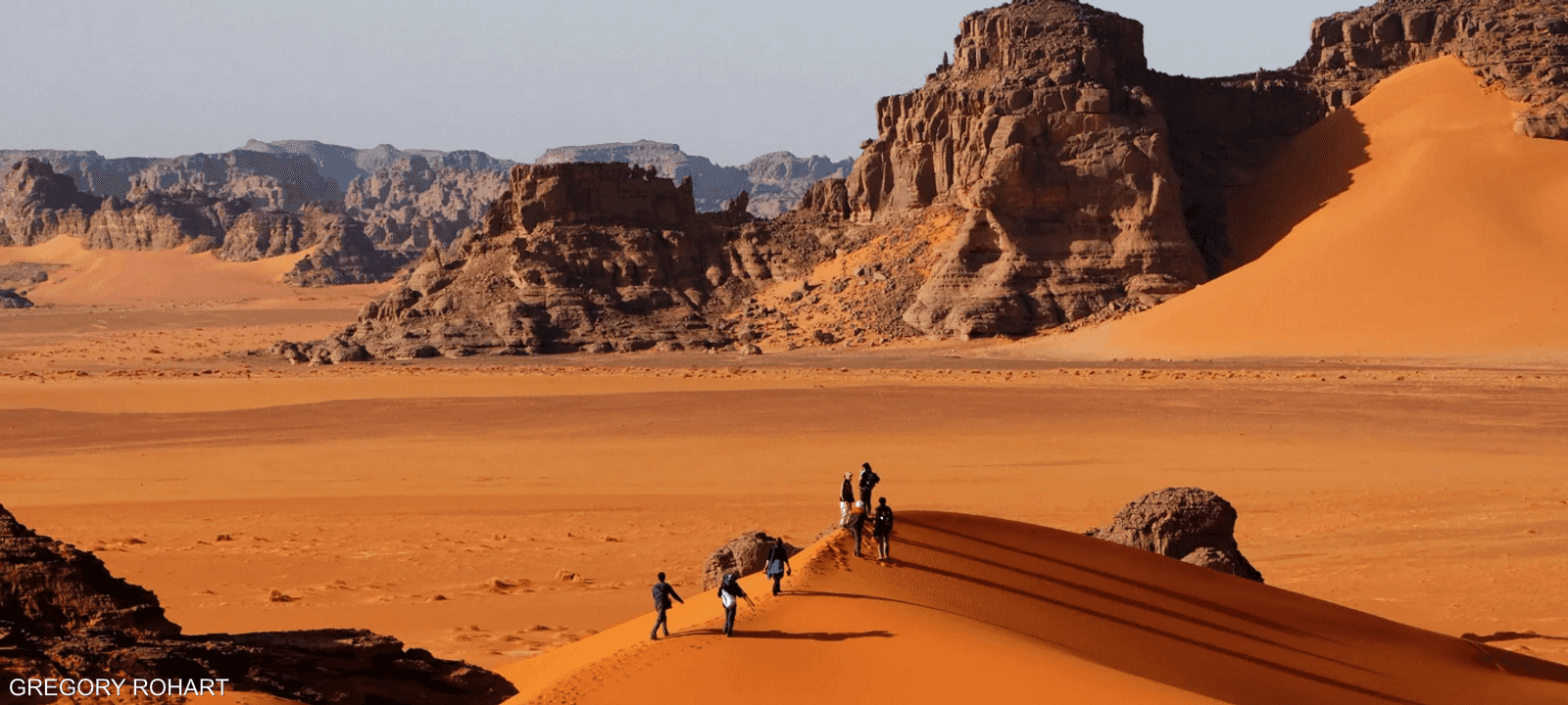 المناطق الصحراوية تشهد إقبالا على العلاج بالرمل.. أرشيفية