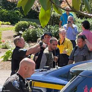 قبض على المشتبه به بعد وقت قصير على محاولة قتل رشدي