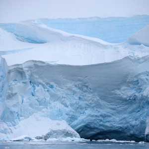 الجرف الجليدي في أنتركتيكا حاجز يمنع تسرب الجليد نحو البحار.