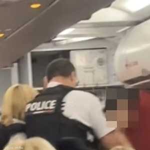 لحظة اعتقال المرأة في مطار باريس.