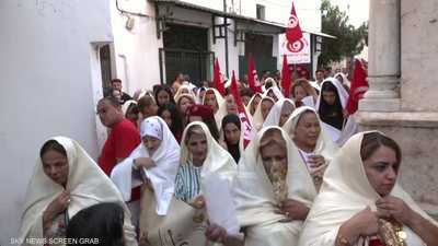 مسيرة بملابس "السفساري" احتفالا بعيد المرأة التونسية