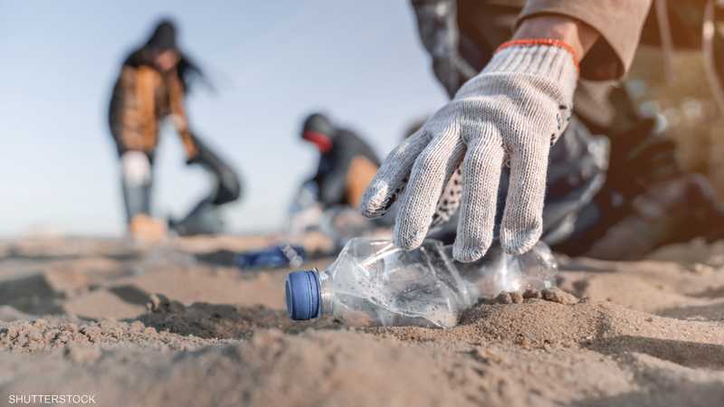 مصريون يتطوعون لتنظيف الشواطئ ضمن حملة "بنلاستيك"