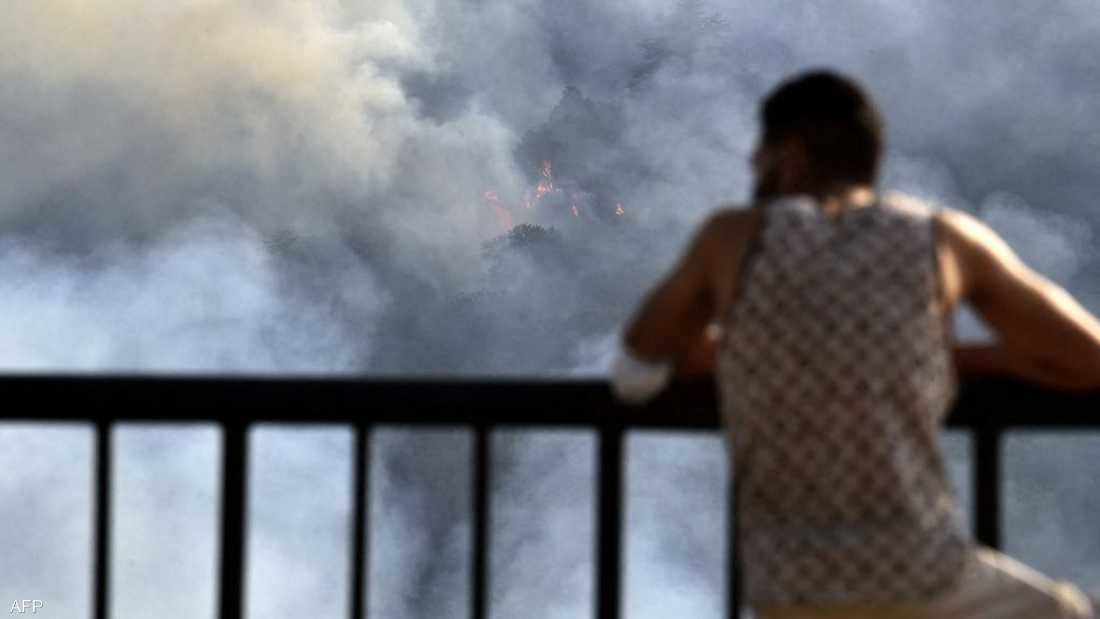مواطن جزائري يراقب الحرائق