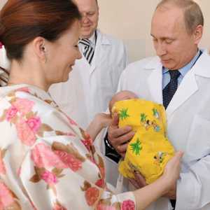 بوتن محتضنا رضيعا خلال زيارته مستشفى بكالينينغراد عام 2011