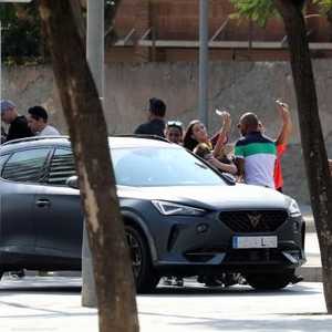 ليفاندوفسكي توقف لتحية الجماهير