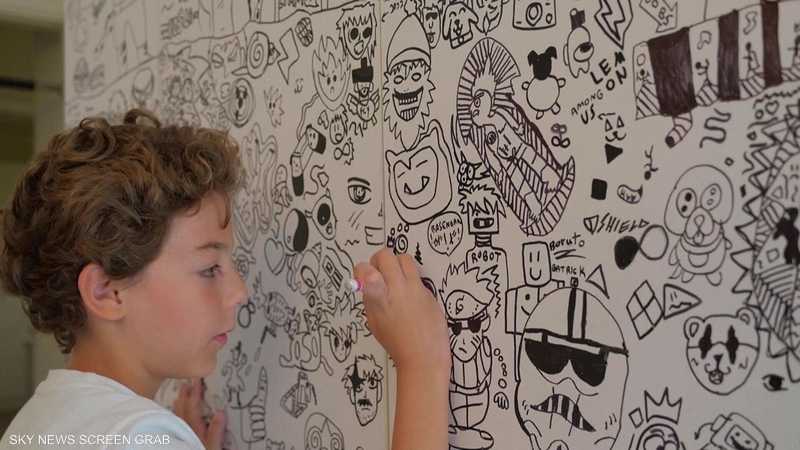 طفل لبناني موهوب يحوّل رسوماته إلى خط أزياء