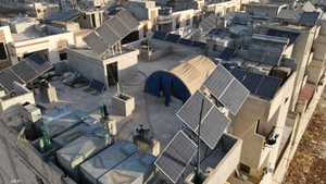 ألواح الطاقة الشمسية فوق بعض المنازل السورية
