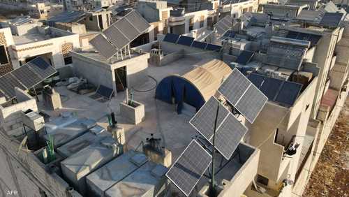 ألواح الطاقة الشمسية فوق بعض المنازل السورية