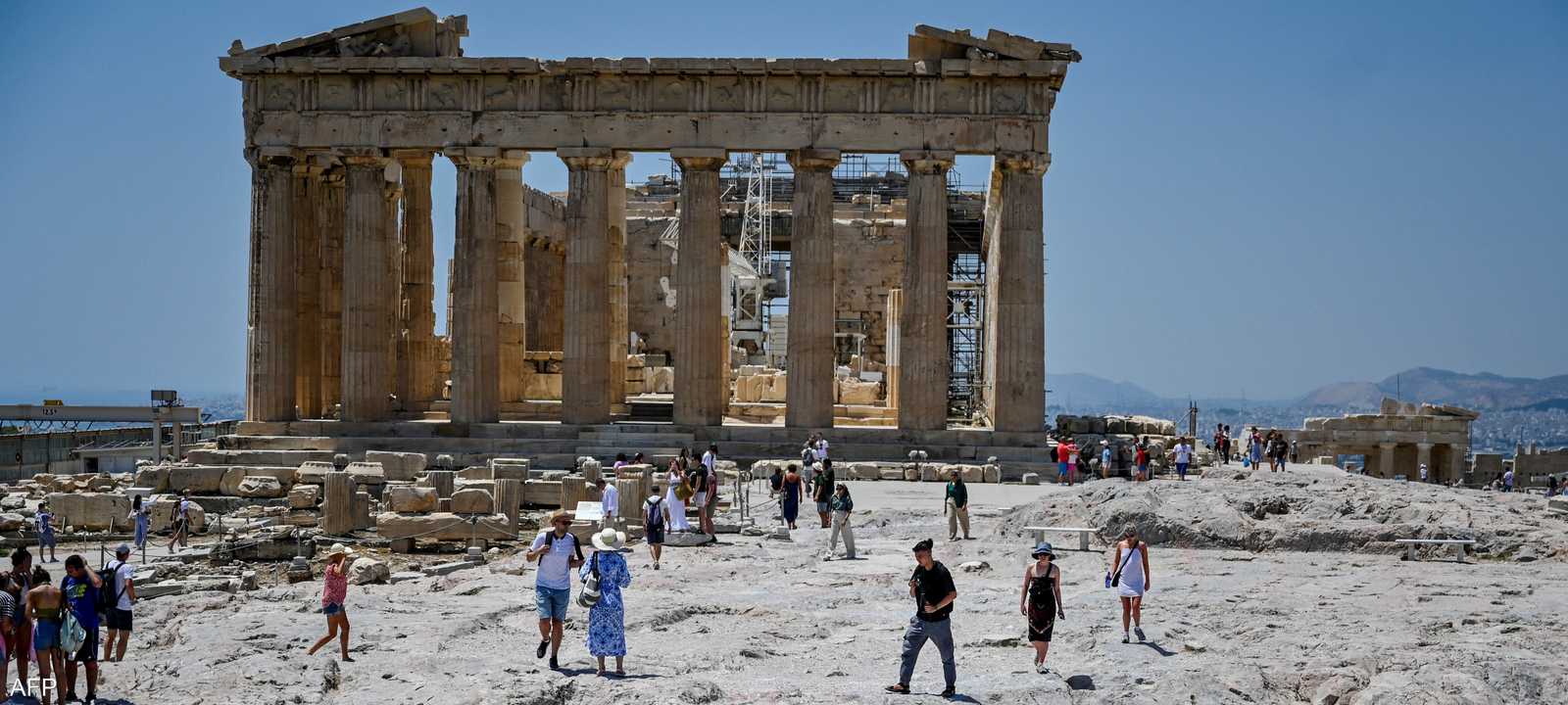 سياح يزورون الأكروبوليس في أثينا