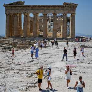 سياح يزورون الأكروبوليس في أثينا