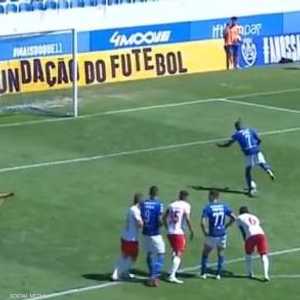 لقطة من ركلة الجزاء الغريبة.