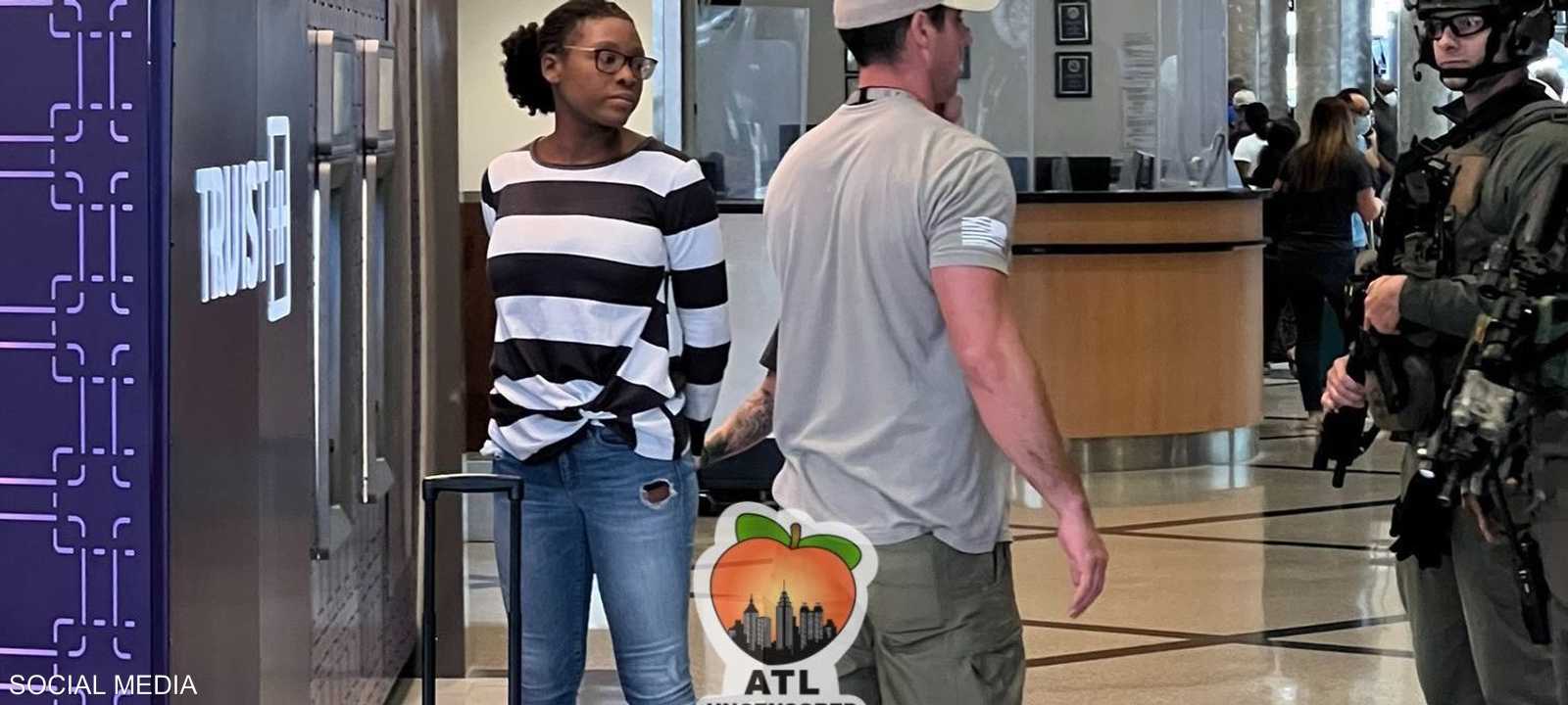 صورة للحظة القبض على المشتبه بها في المطار