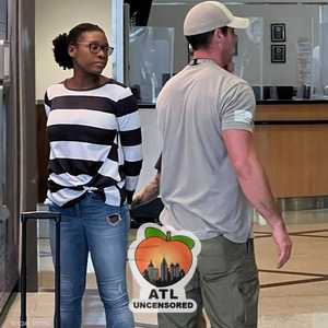 صورة للحظة القبض على المشتبه بها في المطار