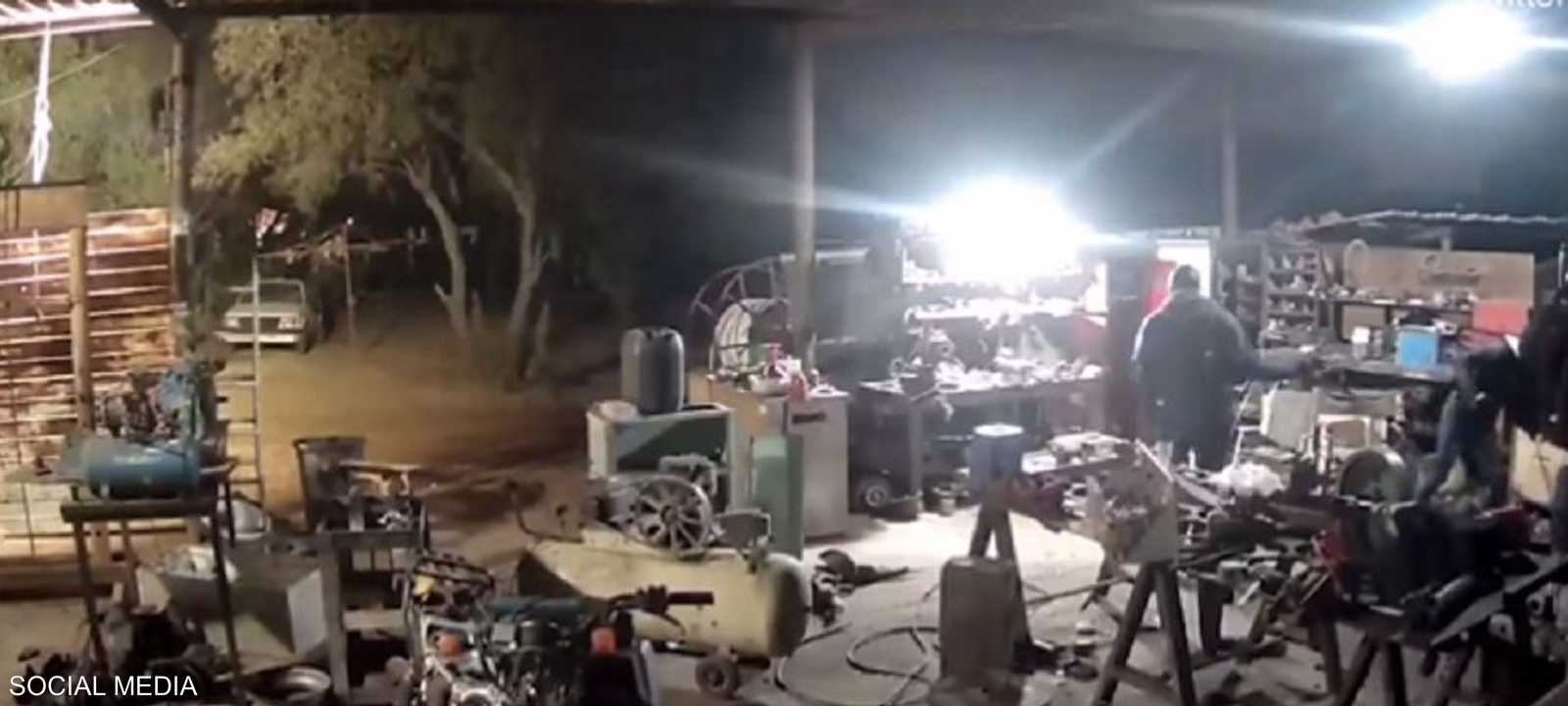 المزارع الأعزل قلب الطاولة على اللصوص