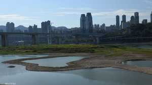نهر اليانغتسي في يوم حار في تشونغتشينغ - الصين