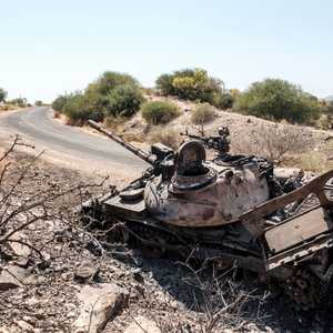 أرشيفية لعربة مدمرة في إقليم تيغراي